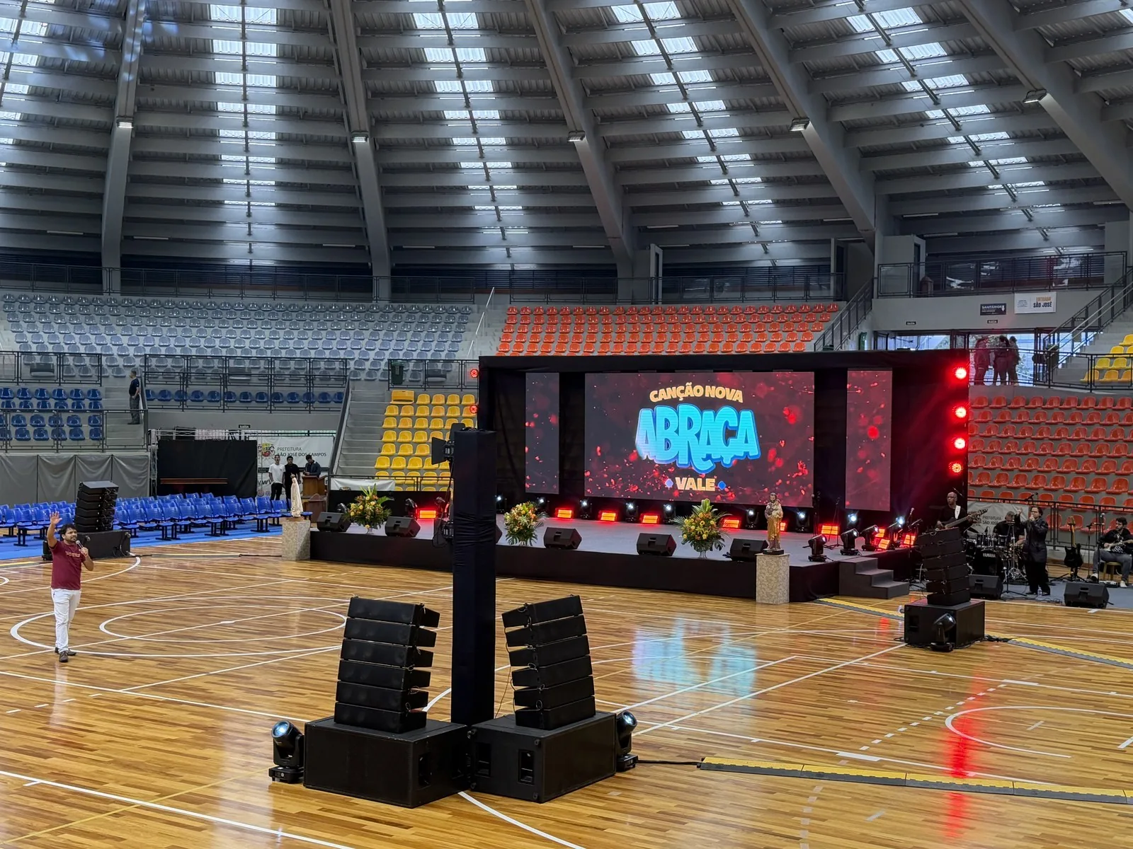 Evento religioso em ginásio com LED e line array
