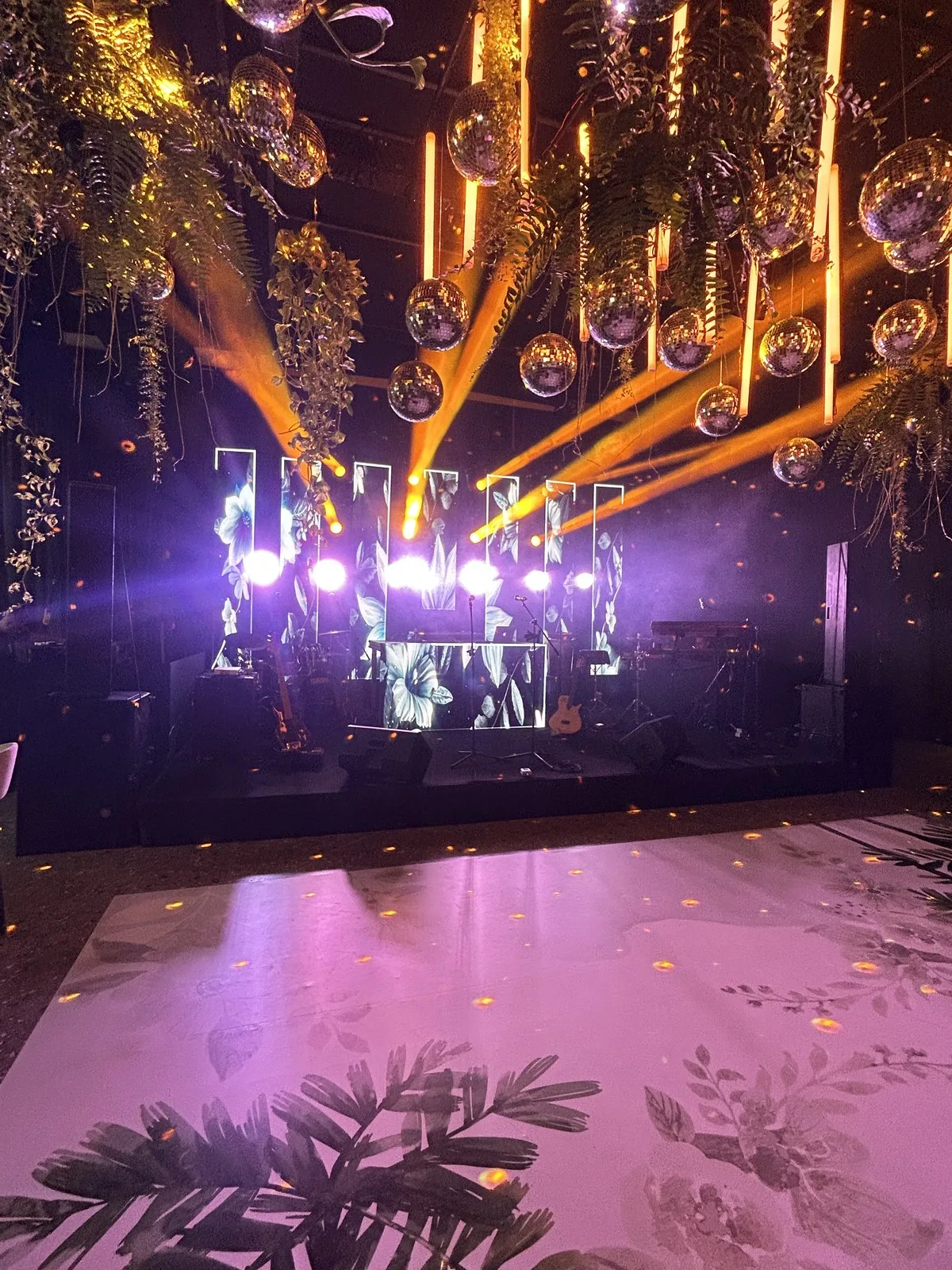 Iluminação dourada com bolas espelhadas