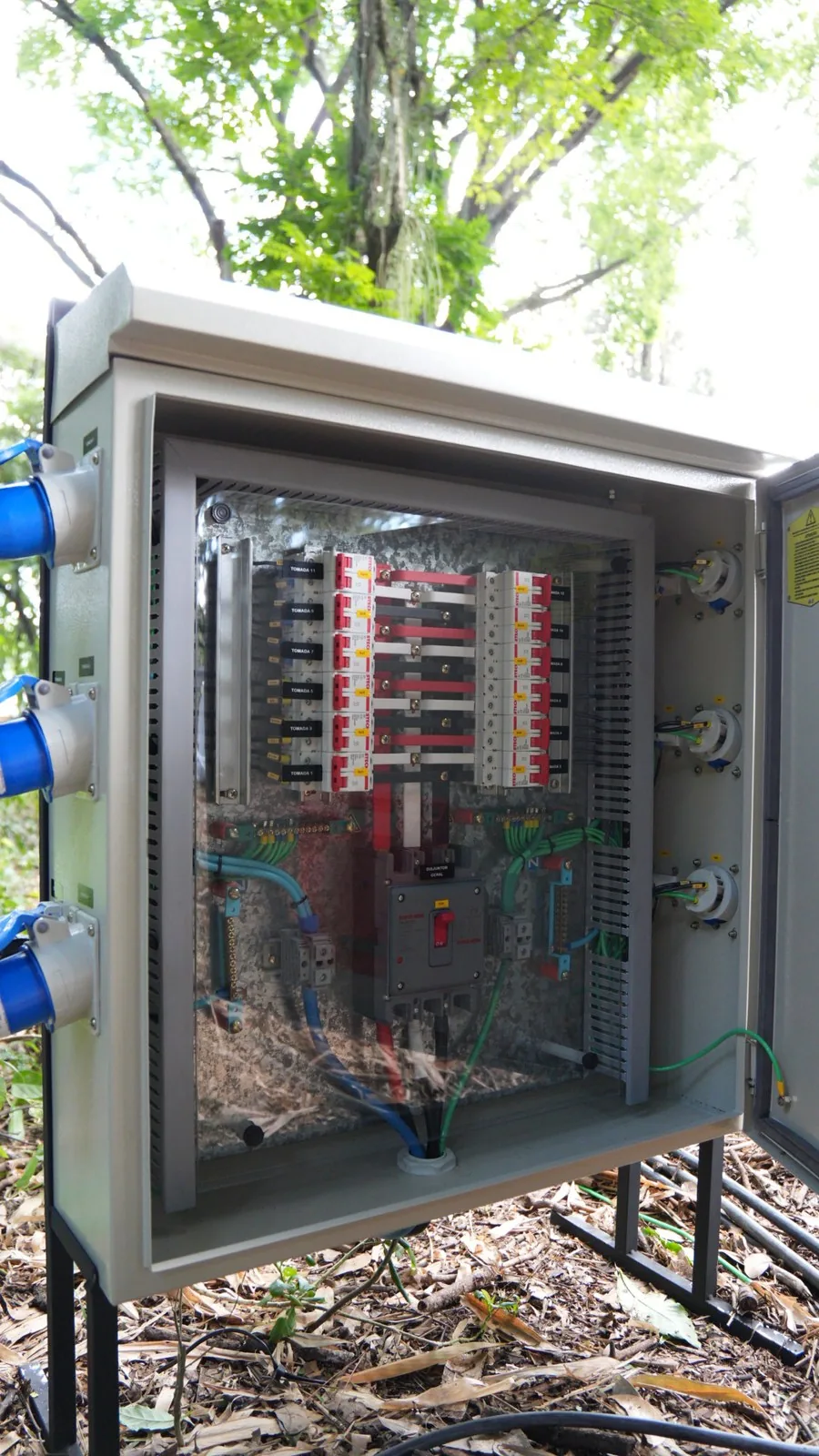 Quadro aberto com disjuntores por circuito