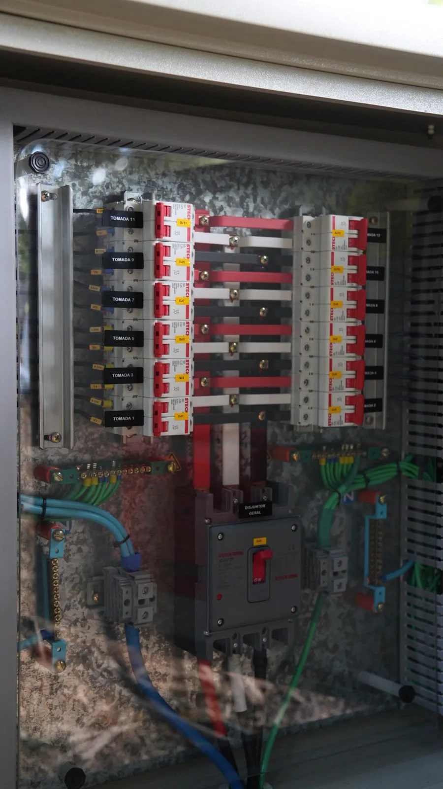 Interior do quadro de distribuição