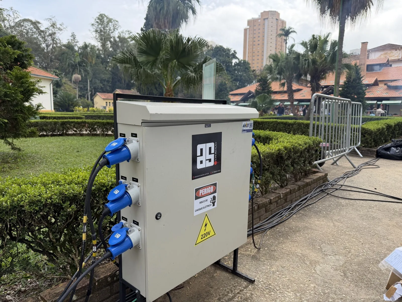 Quadro de distribuição instalado em jardim
