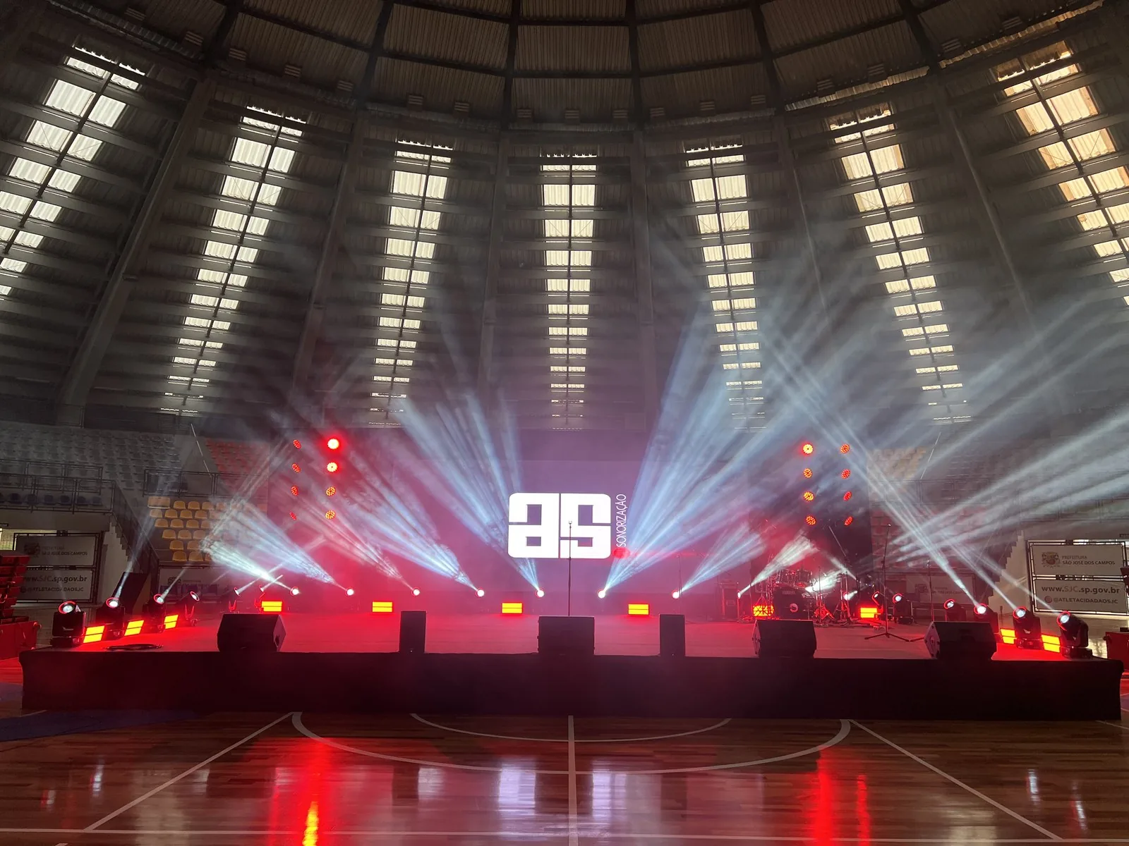 Estrutura completa da AS Eventos em ginásio: painel de LED, iluminação e som