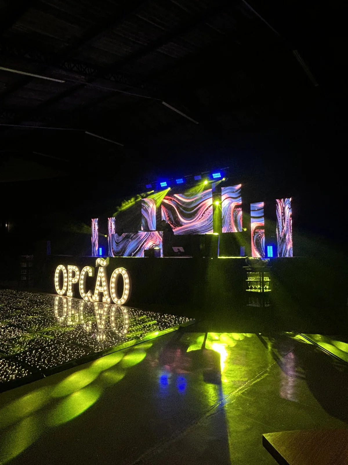 Iluminação e letreiro em evento ao ar livre