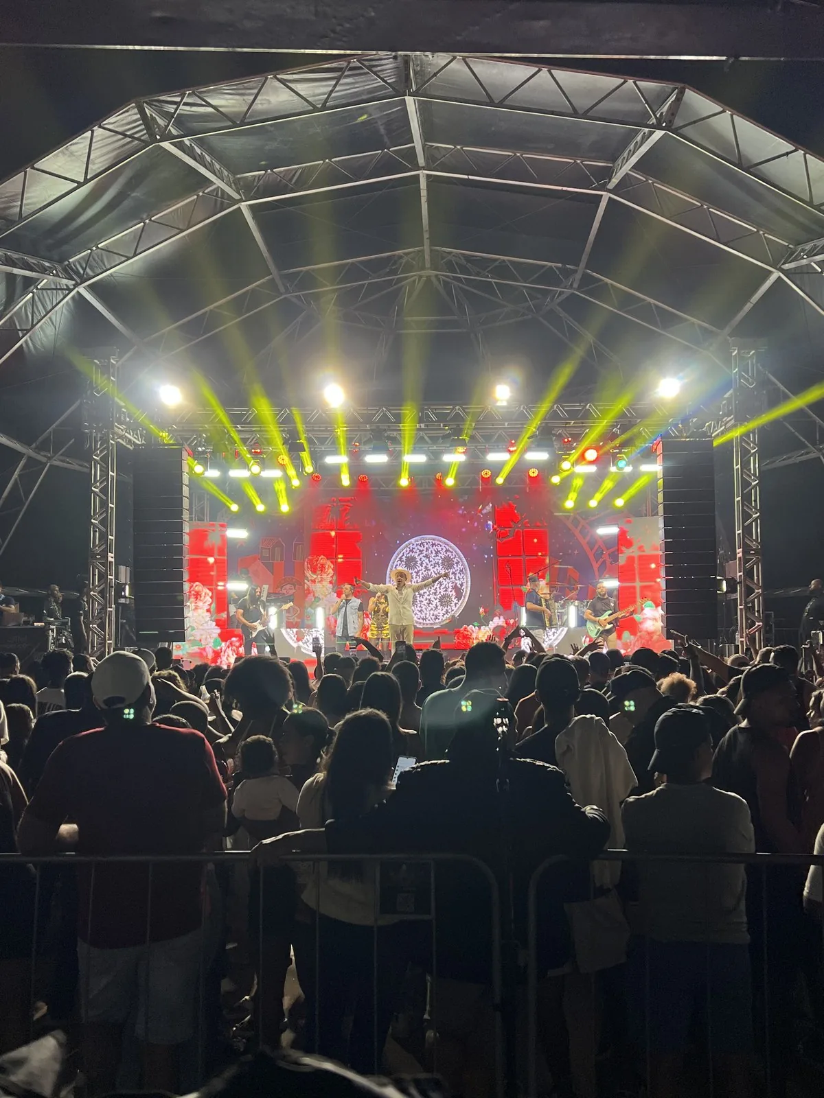Iluminação de evento externo montada pela AS Eventos