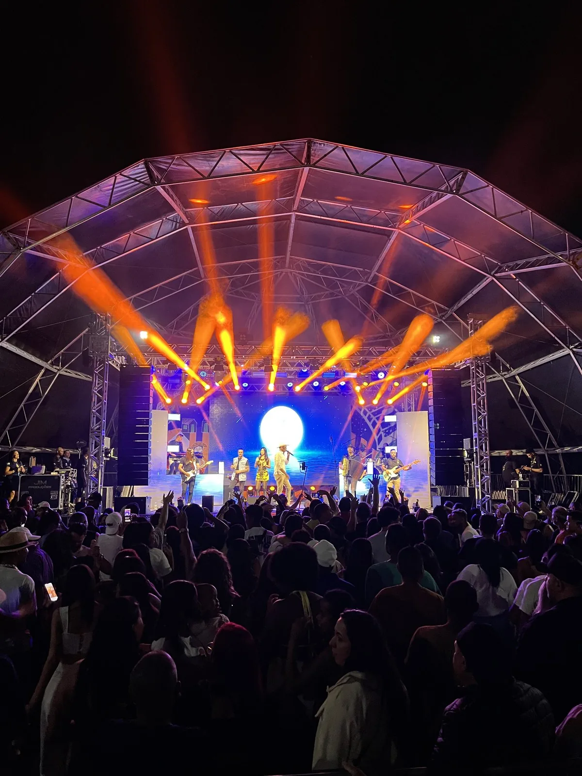 Iluminação de palco em show em tenda