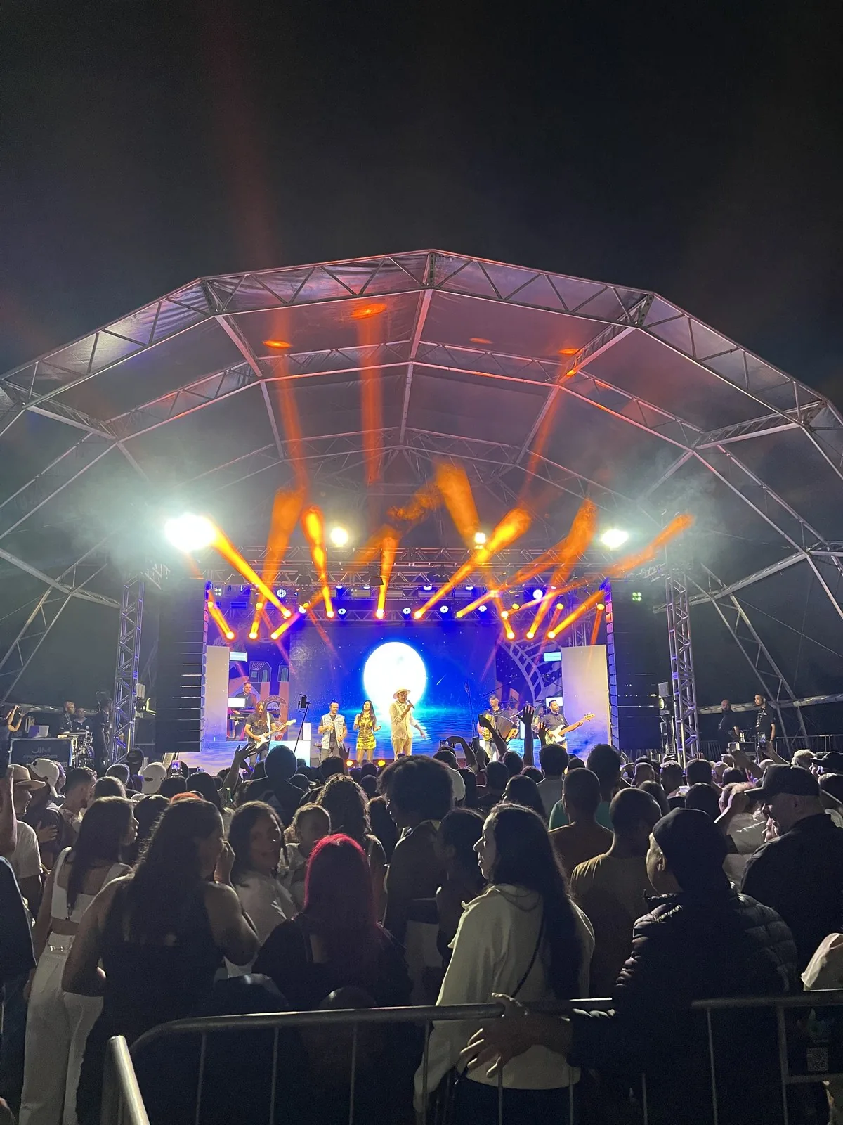 Iluminação laranja em show em tenda