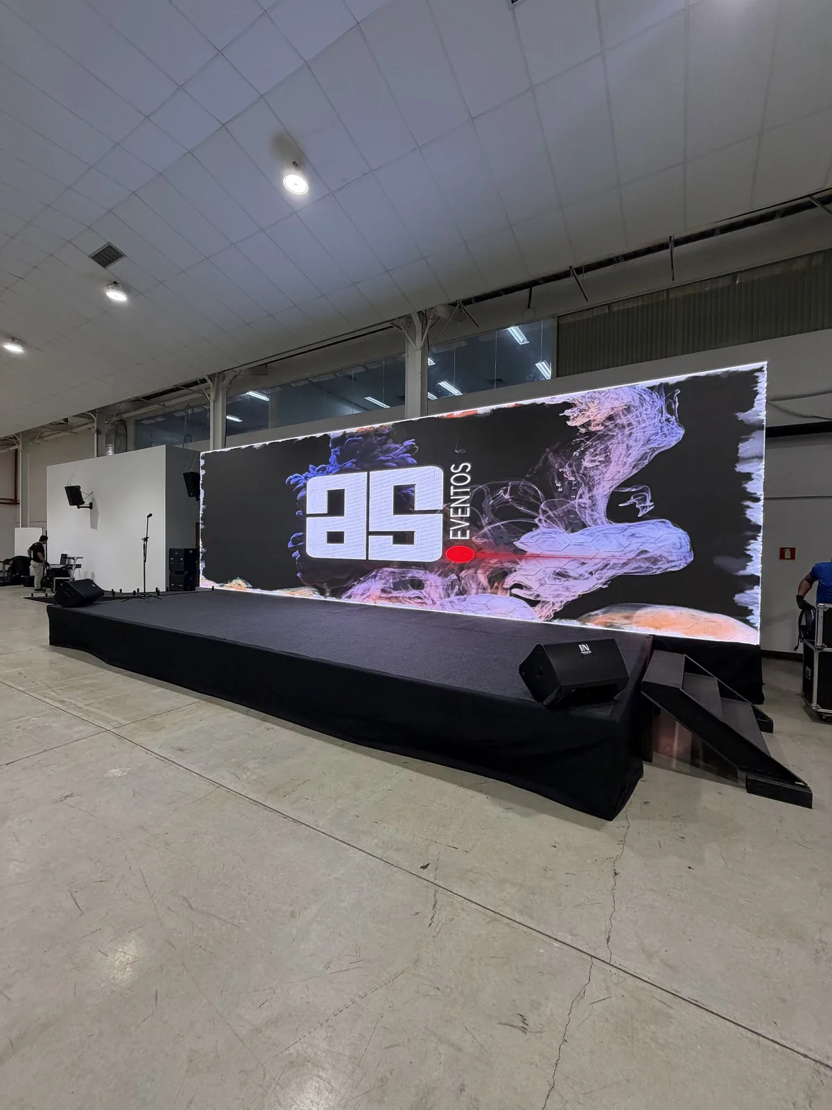 Painel de LED com a marca AS em pavilhão