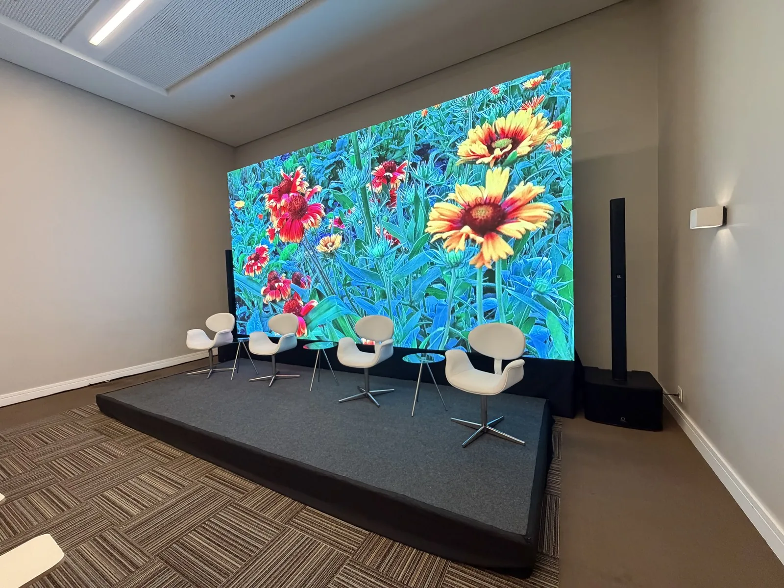 Painel de LED em sala corporativa montado pela AS Eventos