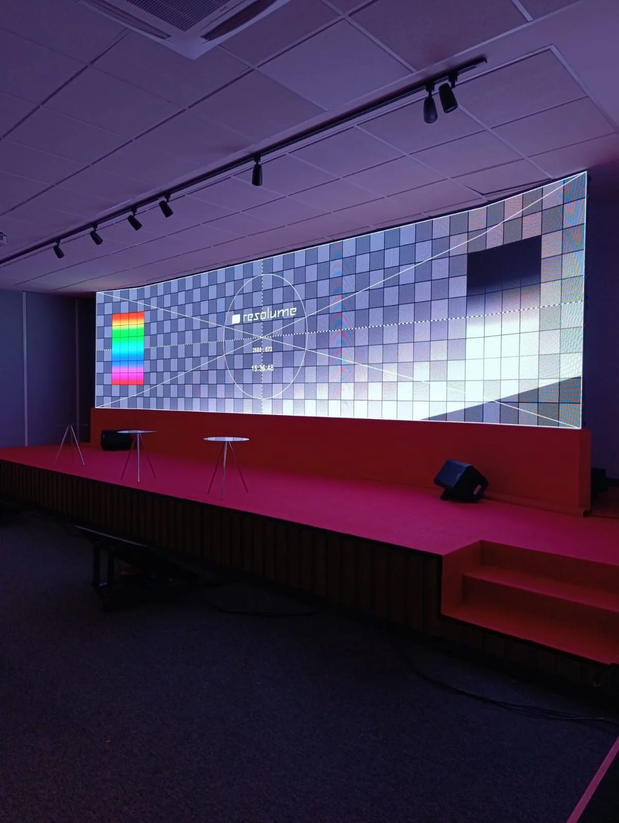 Painel de LED de fundo de palco em evento corporativo