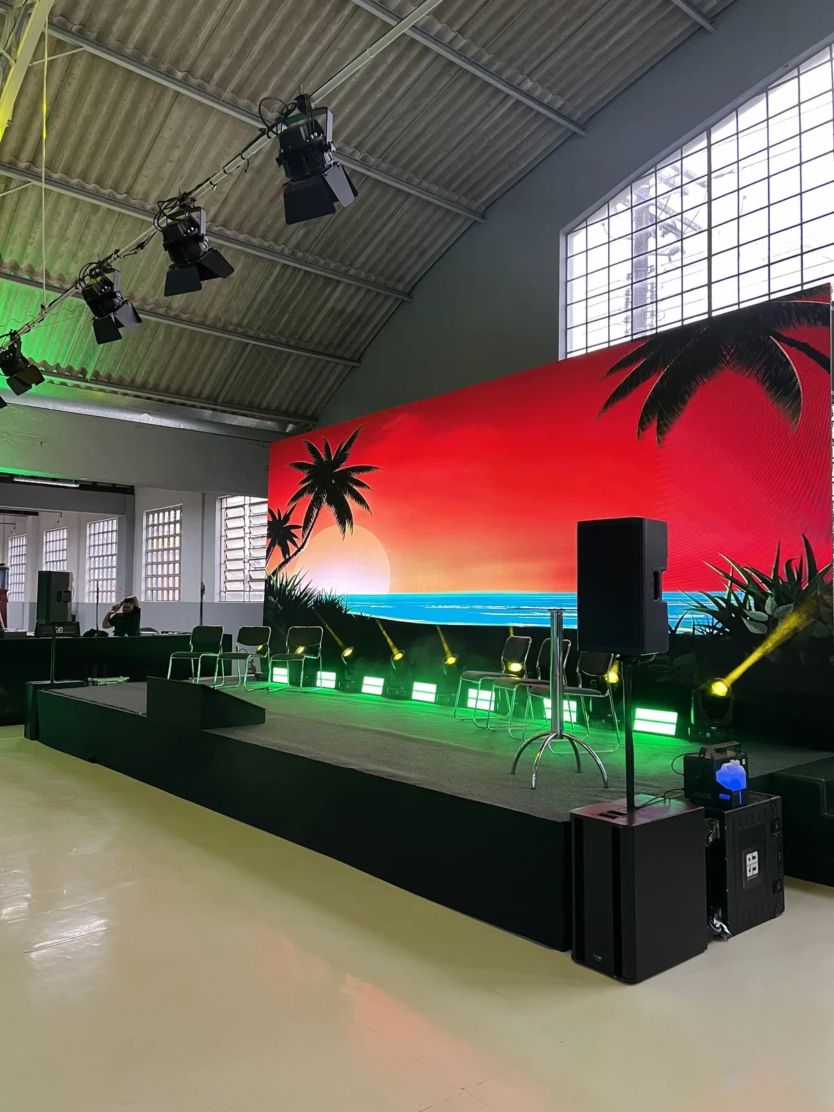 Palco em galpão para evento corporativo