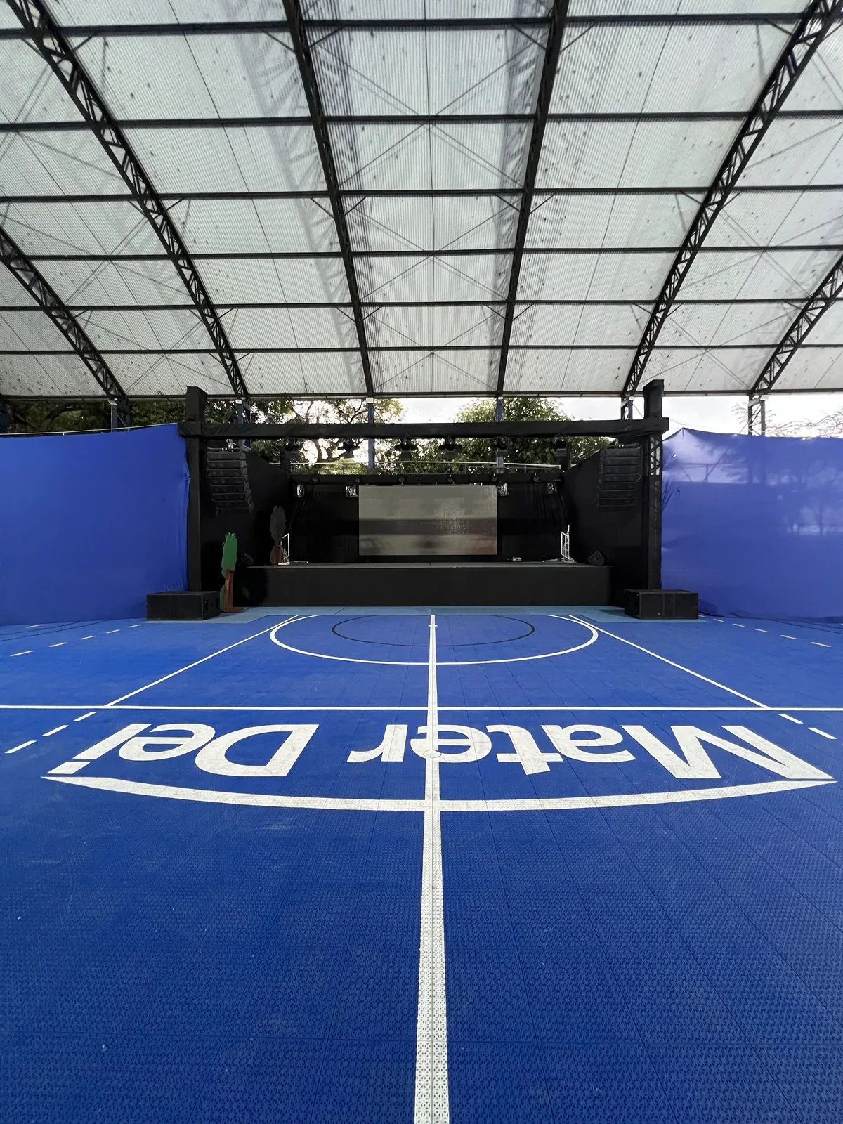 Palco coberto montado em quadra