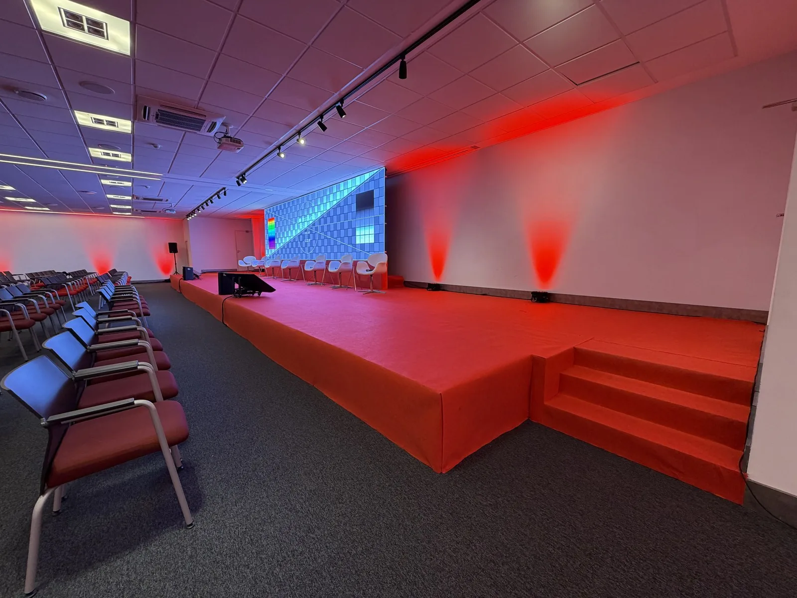 Palco com escada em auditório