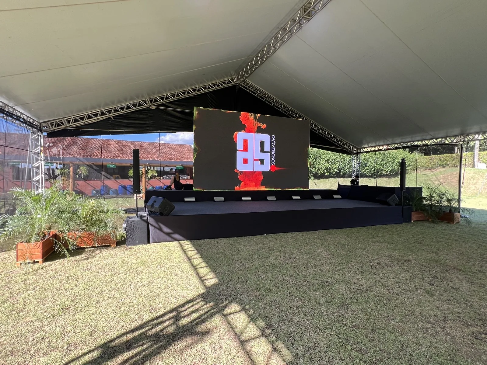 Palco em tenda sobre gramado