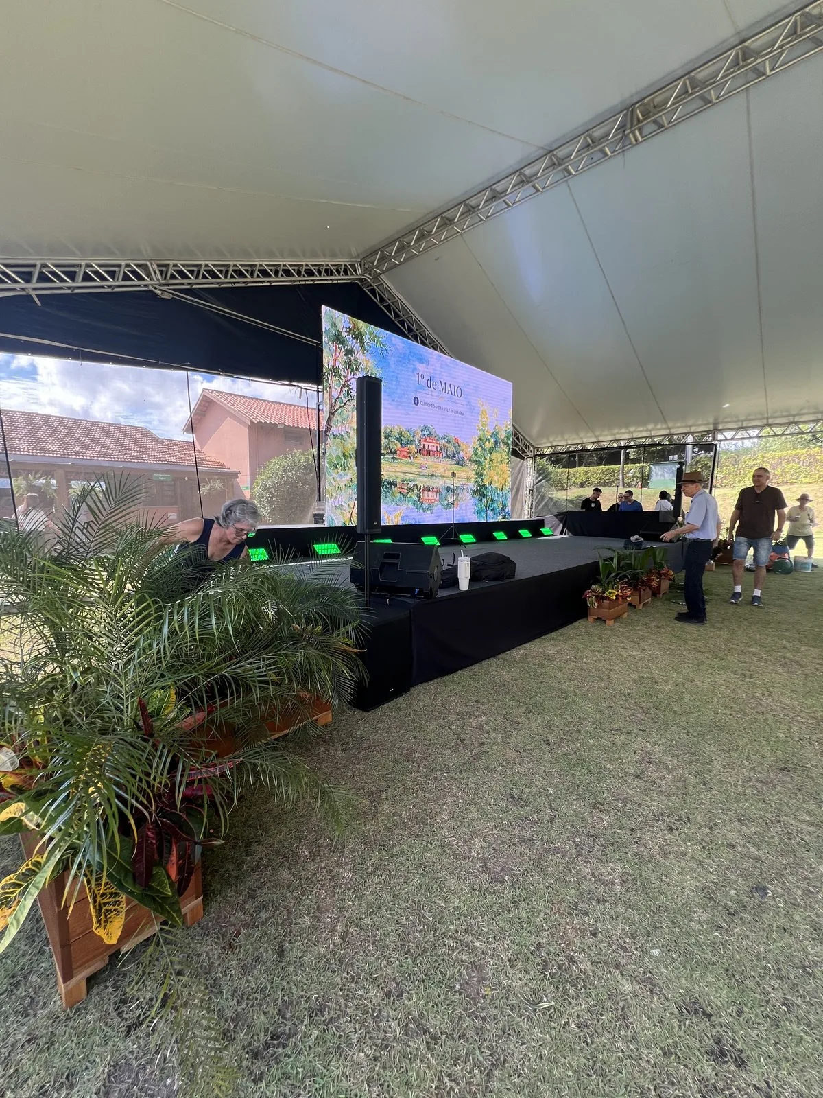 Estrutura de palco montada pela AS Eventos