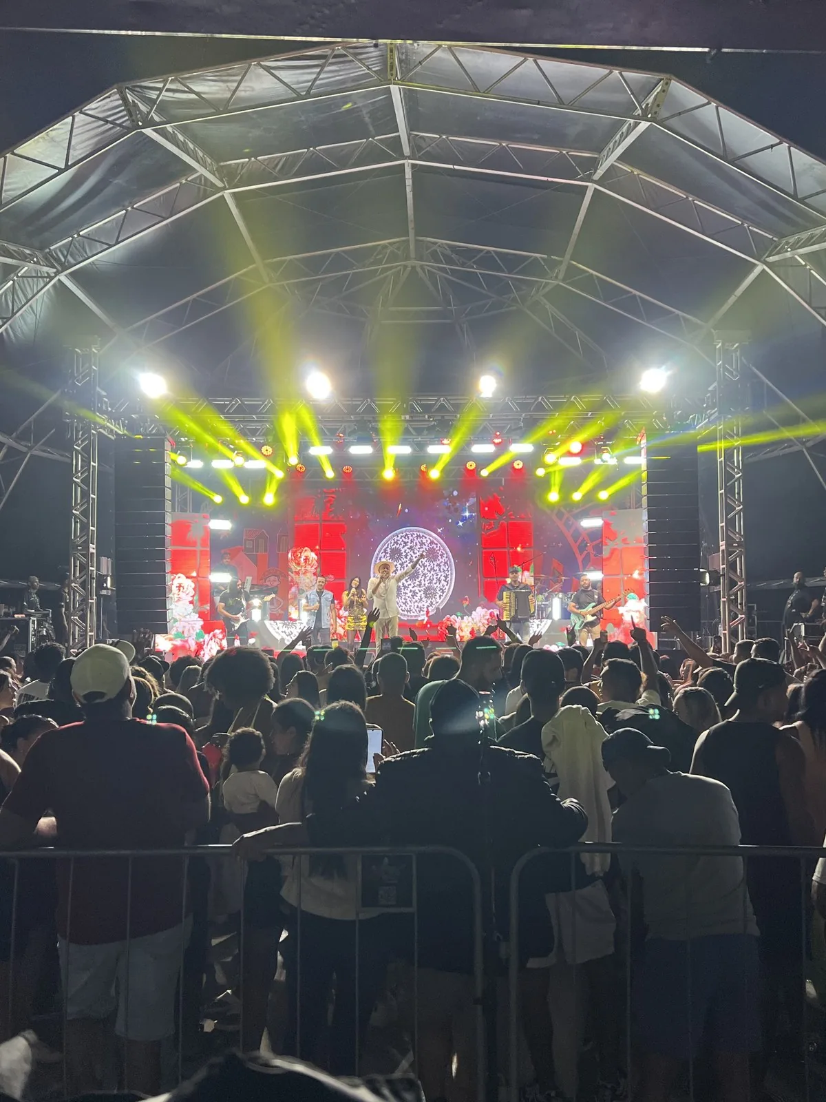 Show em tenda com iluminação cênica