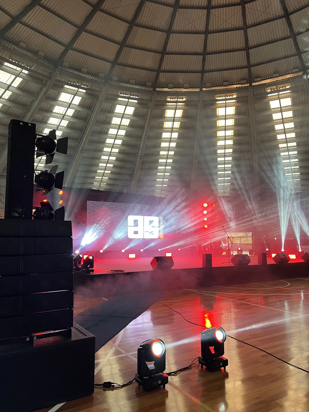 Line array e iluminação em ginásio
