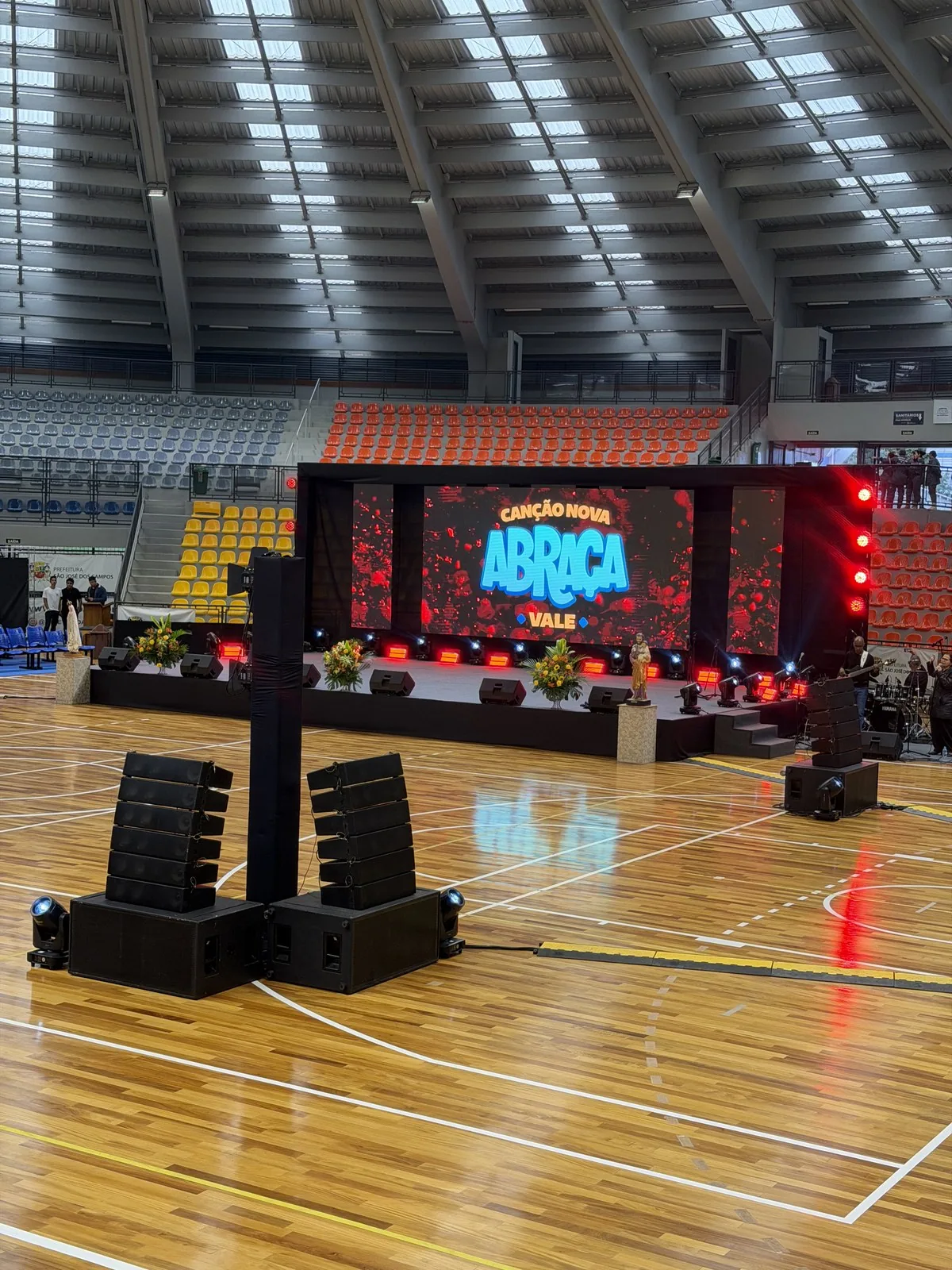 Line array em ginásio