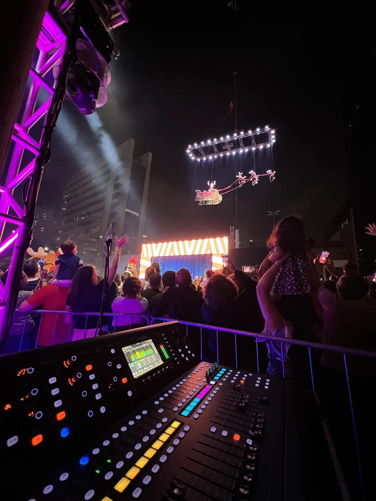 Mesa de som digital operando um show