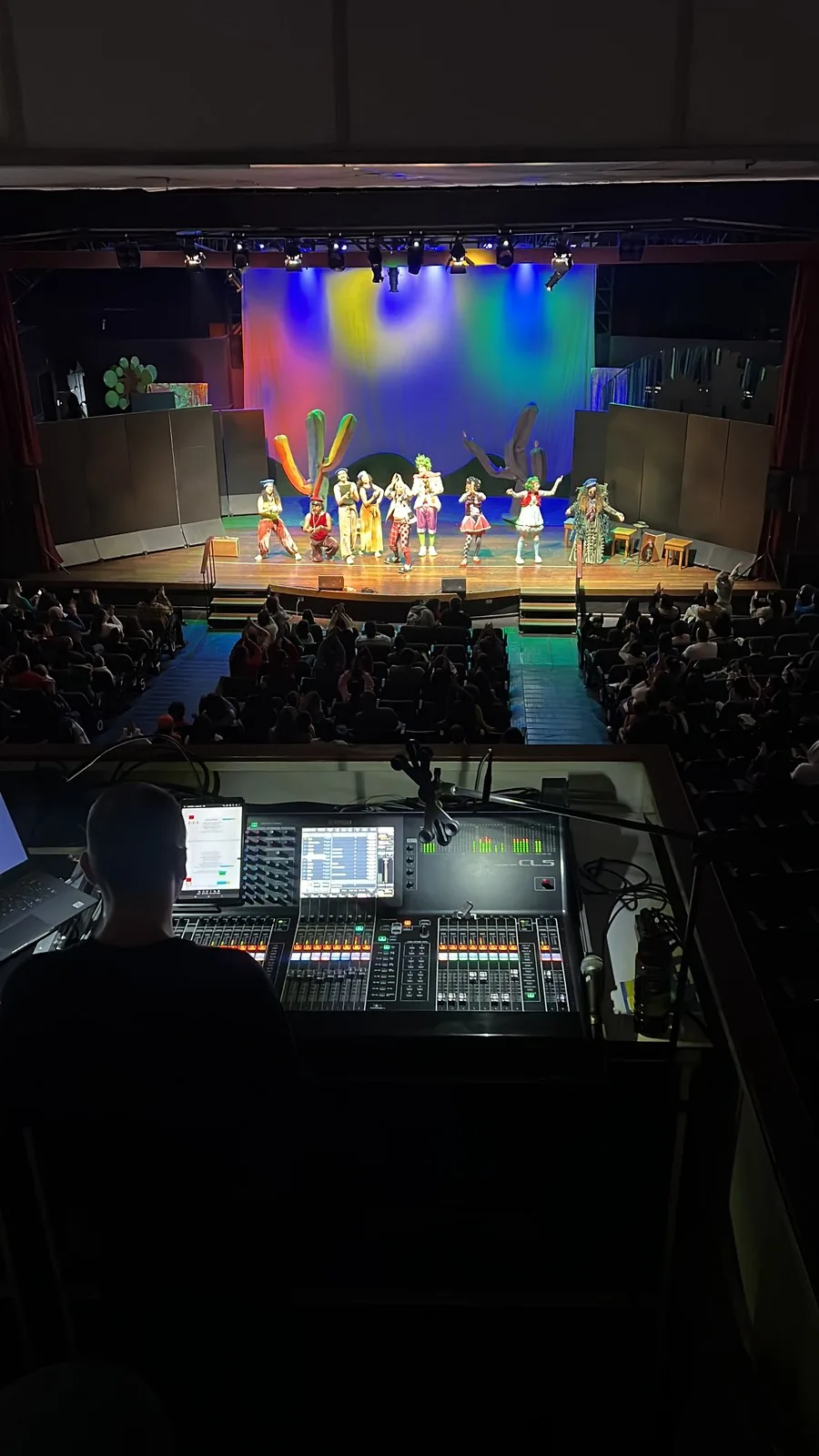 Mesa de som em espetáculo teatral